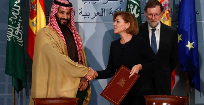 El príncipe heredero de Arabia Saudí, Mohammed Bin Salman Bin Abdulaziz Al-Saud, estrecha la mano a la entonces ministra de Defensa, María Dolores de Cospedal, en abril. /EFE