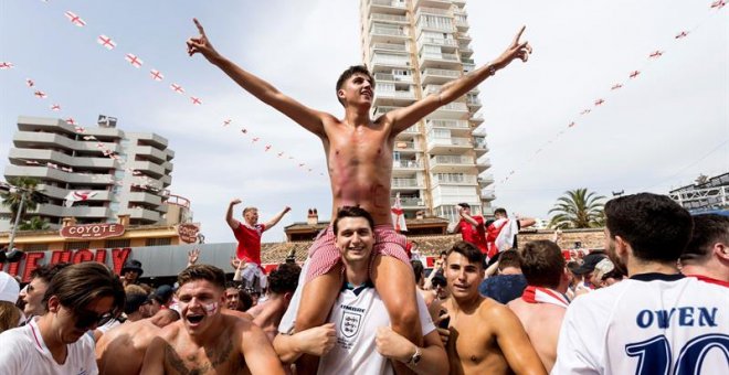 Jóvenes ingleses viendo un partido de Inglaterra en el Mundial en pantallas gigantes en Magaluf. /EFE