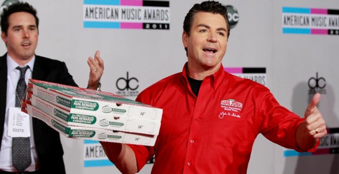 John Schnatter, en una imagen de archivo con pizzas de la compañía. / REUTERS