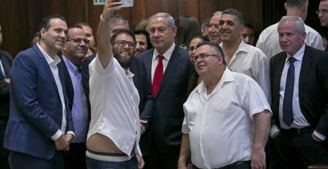 El selfie de Benjamín Netanyahu y otros conocidos diputados del Likud, el embrión de la caricatura. AP/Olivier Fitoussi