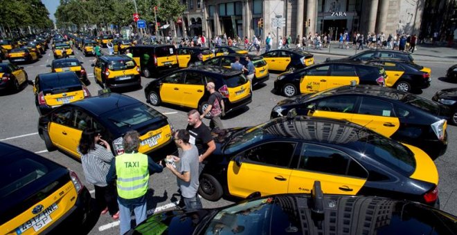 27/07/2018.- Los taxistas de Barcelona colapsan el centro de la ciudad, donde una marcha lenta ocupa la Gran Vía desde la entrada por la plaza de Cerdà hasta la de Tetuán. El sector del taxi ha vuelto a llamar a movilizarse este viernes tras conocer el au