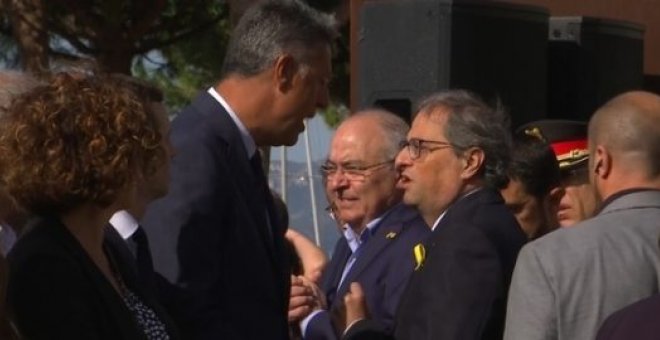 Instantánea del enfrentamiento verbal entre Albiol y Torra en el homenaje en Cambrils a las víctimas del atentado del 17-A. | TV3