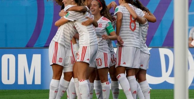 Las jugadoras de la Selección sub-20 de fútbol femenino  celebran el gol de Patri Guijarro (8) ante Francia durante la semifinal del Mundial. / EFE