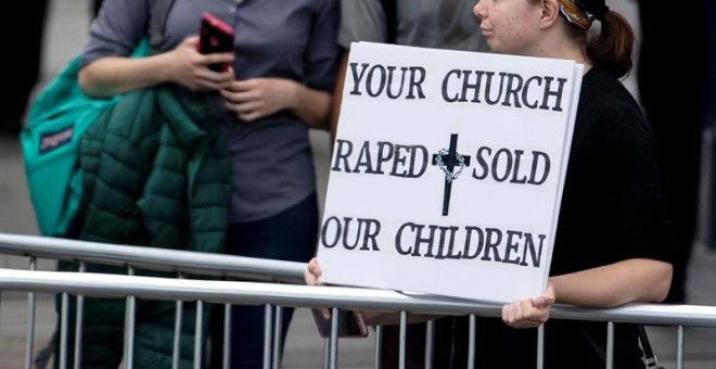25/08/2018.- Una manifestante porta una pancarta en la que se puede leer: "Su iglesia violó y vendió a nuestros niños", con motivo de la visita del papa Francisco a Irlanda. EFE/EPA/Will Oliver