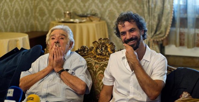 José Mujica (i), junto al director uruguayo Álvaro Brechner (d), hoy durante un encuentro con la prensa en la isla veneciana del Lido/EFE