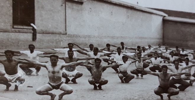Presos haciendo ejercicios en el patio de la cárcel de La Ranilla