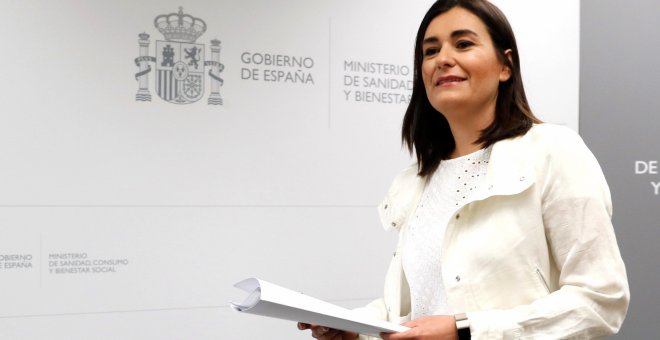 La ministra de Sanidad, Carmen Montón, en la que rueda de prensa en la que ha negado irregularidades en la obtención de su máster. EFE/Fernando Alvarado