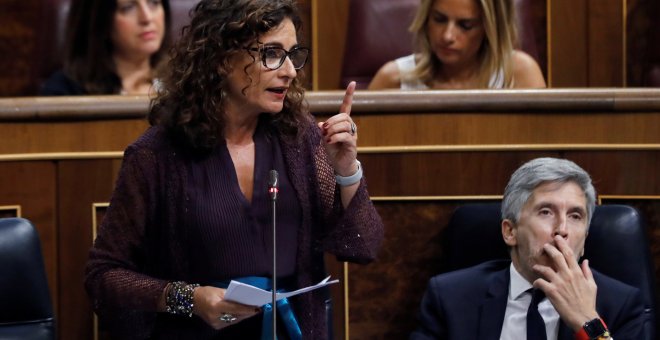 La ministra de Hacienda, María Jesús Montero, interviene en la sesión de control al Gobierno en el Congreso. EFE/Juan Carlos Hidalgo