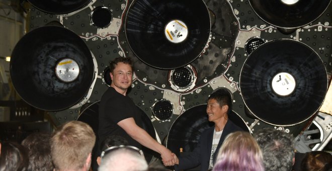 Elon Musk saluda al millonario japonés Yusaku Maezawa en la presentación del primer viaje privado de SpaceX alreredor de la Luna en Hawthorne, California (EEUU). REUTERS/Gene Blevins