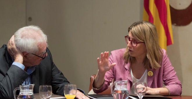 La consellera de la Presidencia y portavoz del Govern, Elsa Artadi junto al conseller de Acción Exterior, Relaciones Institucionales y Transparencia, Ernest Maragall (i) , al inicio de la reunión semanal del Govern, celebrada en plenos preparativos para c