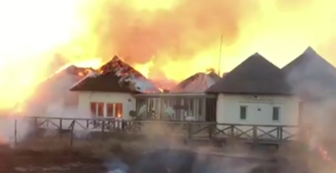Fotograma del vídeo en el que se ven las llamas devorando el Centro de Interpretación de Chipiona.