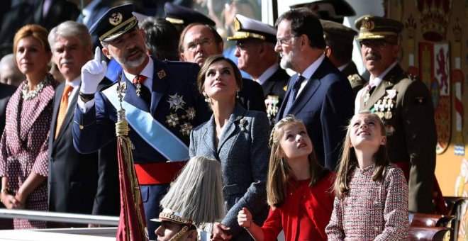 Los reyes y sus hijas, la princesa de Asturias y la infanta Sofía, observan la exhibición aérea durante el desfile del 12 de Octubre de 2017.- EFE/ARCHIVO