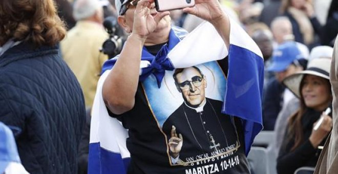 Un salvadoreño durante la canonización. EFE