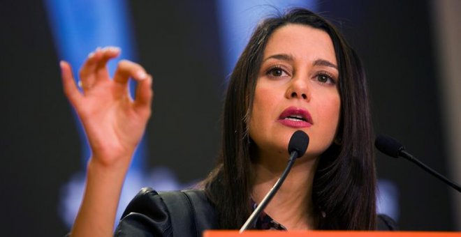 La portavoz nacional de Ciudadanos Inés Arrimadas interviene durante un acto de precampaña electoral de Ciudadanos en el Museo del Automóvil. EFE/Álvaro Cabrera