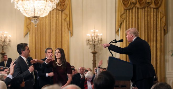 07/11/2018.- El presidente estadounidense, Donald Trump, increpa a Jim Acosta, corresponsal de la CNN en la Casa Blanca, durante una rueda de prensa en la Casa Blanca, en Washington. REUTERS/Jonathan Ernst