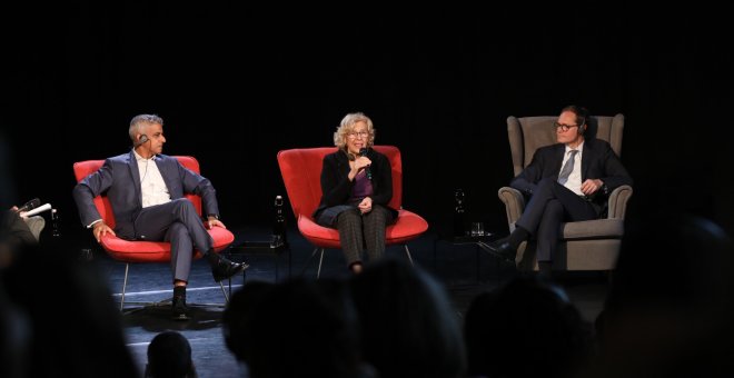 La alcaldesa de Madrid, Manuela Carmena, durante su intervención en una charla con sus homólogos berlinés, Michael Müller, y londinsese, Sadiq Khan. DAVID ARENAL (Ayuntamiento de Madrid)