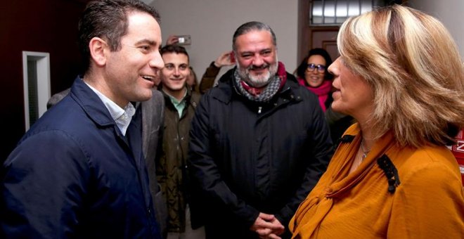 Fotografía facilitada por el Partido Popular de su secretario general , Teodoro García Egea, conversado con una vecina durante la campaña electoral hoy en Granada de cara a los comicios autónomicos y en la que ha visitado a los electores en sus domicilios