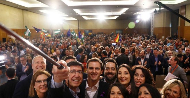 El equipo de Ciudadanos se hace un selfie tras el mitin central en Málaga. Fuente: C's-Twitter.