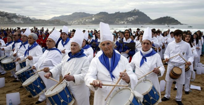 Tamborradas en San Sebastián. / EFE - JAVIER ETXEZARRETA