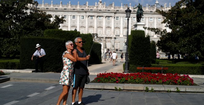 Una pareja de turistas se hacen un 'selfi' cerca del Palacio Real de Madrid. REUTERS/Javier Barbancho