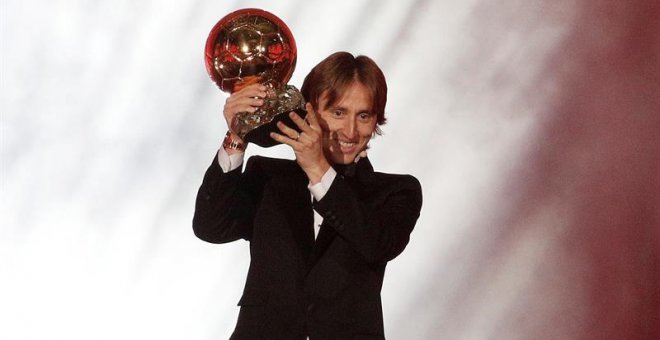 Luka Modric, del Real Madrid, sostiene su trofeo del Balón de Oro. - EFE