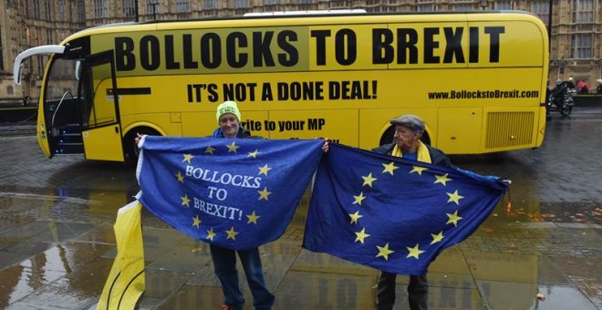 ctivistas proeuropeos participan en una campaña ante el Parlamento británico en Londres, Reino Unido, hoy, 7 de diciembre de 2018. La primera ministra británica, Theresa May, continúa buscando apoyos para que salga adelante su pacto de "brexit", pese a qu