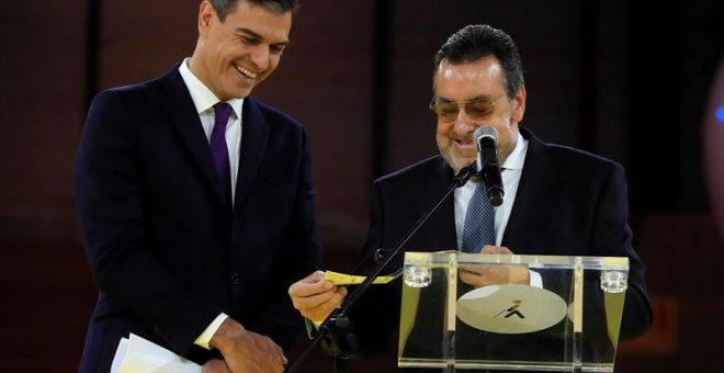 El presidente del Gobierno, Pedro Sánchez (i), junto al presidente de la ONCE, Miguel Carballeda (d), durante el acto con motivo del 80 aniversario de la ONCE hoy en Ifema. EFE/Fernando Alvarado