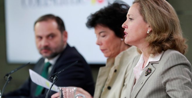 La ministra de Economía, Nadia Calviño, con la portavoz dl Gobierno, Isabel Celaá, y el titular de Fomento, José Luis Ábalos, durante la rueda prensa tras la reunión del Consejo de Ministros. EFE /Angel Diaz