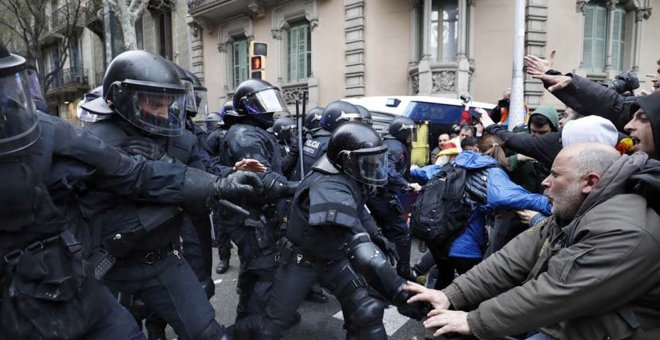Los Mossos d´Esquadra impiden el paso de manifestantes en las inmediaciones de la Delegación del Gobierno recientemente en Barcelona.- EFE