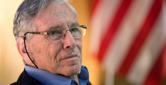 El escritor y pacifista israelí Amos Oz recibe el premio Neuman en Jerusalén, el 21 de octubre del 2013. Oz murió hoy de cáncer a los 79 años. EFE/Abir Sultan