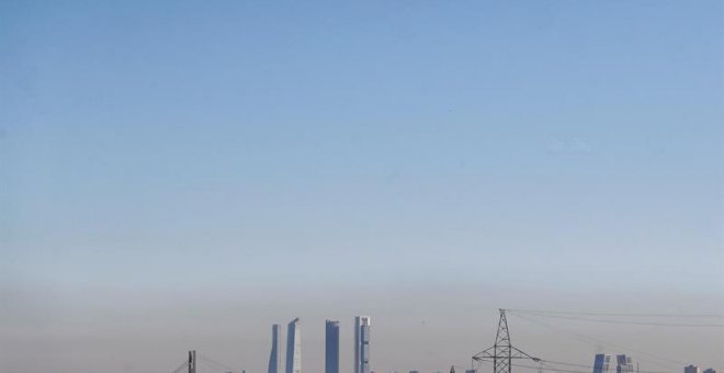 1/1/2019.- La calidad del aire de la ciudad de Madrid mejoró en 2018 al disminuir los niveles de dióxido de nitrógeno (NO2), los más bajos de los últimos cuatro años, mientras que el ozono (O3) troposférico, el otro contaminante que supone un problema de