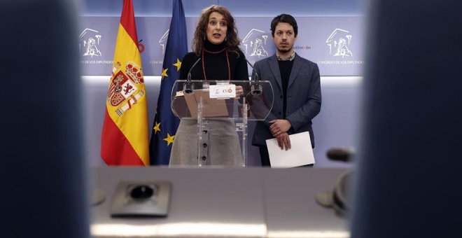 La portavoz de Podemos Noelia Vera y el diputado Segundo González. - EFE