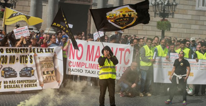 En Barcelona, un millar de taxistas ha iniciado una marcha lenta a pie desde la Plaza Catalunya hasta la sede de la Consellería de Territorio | EFE