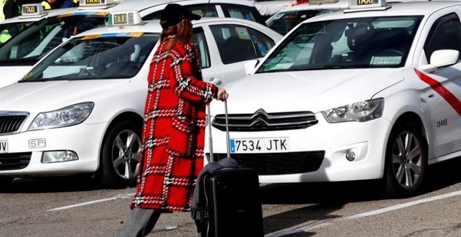 24/01/2019.- Decenas de taxis estacionados a las puertas del recinto ferial de IFEMA, donde se celebra la feria de turismo, FITUR, durante el cuarto día de huelga del sector del que reclama a la administración autonómica que apruebe una legislación que li