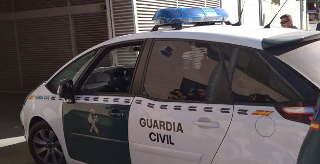 Un coche de la Guardia Civil entra en los juzgados de Vélez. / EP