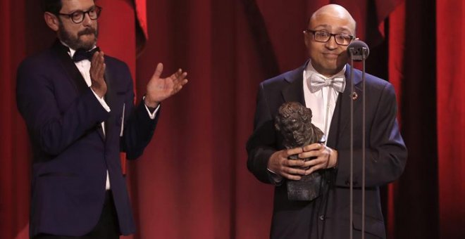 El actor Jesús Vidal recibe el Goya a Mejor Actor Revelación, por su papel en "Campeones", durante la gala de entrega de los Premios Goya 2019.- EFE/Ballesteros.