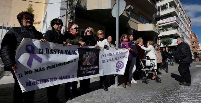 Numerosos vecinos de Torrevieja y toda la corporación municipal guardan un minuto de silencio por la agresión sufrida ayer por una mujer septuagenaria a manos de su pareja.