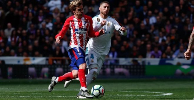 Griezmann y Sergio Ramos pugnan por el balón durante el encuentro. EUROPA PRESS.