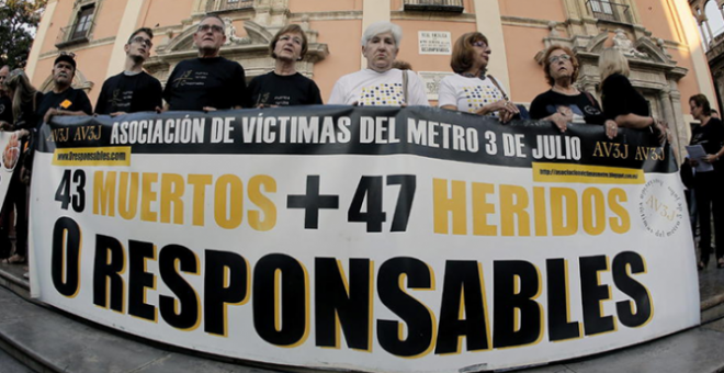 Víctimas del accidente del metro de Valencia se manifiestan. EFE