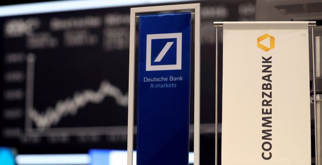 Banners de Deutsche Bank y de Commerzank, en el patio de negociación de la bolsa de Fráncfort. REUTERS/Kai Pfaffenbach