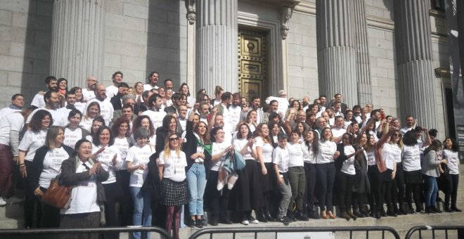 Diputados y trabajadoras de Unidas Podemos con camisetas de "Yo voy a la huelga feminista". PÚBLICO