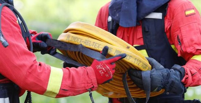 Miembros de la Unidad Militar de Emergencias (UME) tras participar en la extinción de un incendio en Naves . La oleada de incendios forestales que asola desde ayer varios puntos de Asturias se ha reducido a última hora de la mañana de este lunes a 44 fueg