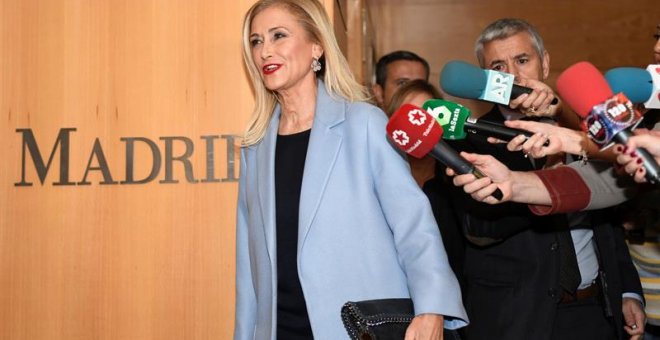 Cifuentes llega a la Asamblea para comparecer en la comisión de universidades. / EFE