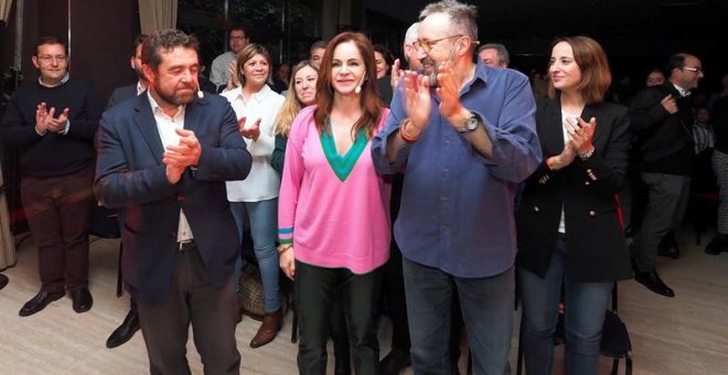 El portavoz de Cs en el Congreso, Juan Carlos Girauta (d), y el secretario general del Grupo Parlamentario, Miguel Gutiérrez (i) acompañan a la candidata Silvia Clemente (c) en el cierre de campaña para las primarias del partido a la Presidencia de la Jun