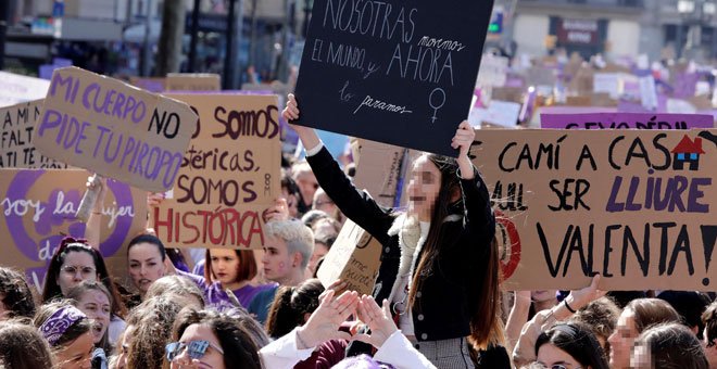 Manifestación de estudiantes en Barcelona con motivo de la huelga feminista del 8M. / SUSANNA SÁEZ (EFE)