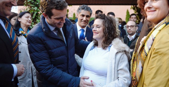 14/03/2019.- El presidente del PP, Pablo Casado (2i), pone la mano en la barriga de una embarazada durante su recorrido por las calles de Valladolid tras un acto del partido. EFE/Nacho Gallego