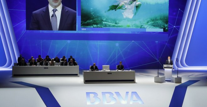 El presidente de BBVA, Carlos Torres, durante la junta de accionistas del banco celebrada en Bilbao. EFE/ Luis Tejido