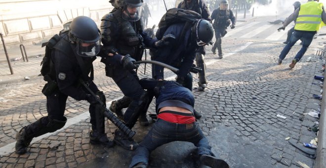 La Policía francesa golpea a un manifestante durante las protestas de los chalecos amarillos. REUTERS/Philippe Wojazer