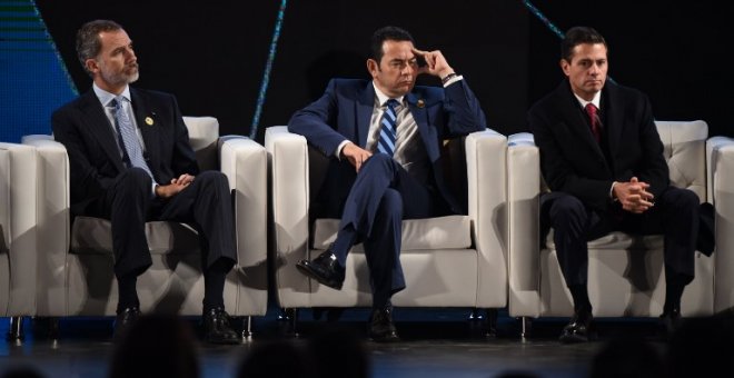 El presidente de Guatemala, Jimmy Morales, entre el rey de España Felipe VI y el presidente de México, Enrique Peña Nieto, en la última Cumbre Iberoaméricana, en Antigua Guatemala. AFP/Edwin Bercian