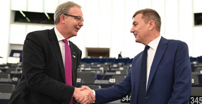 Axel Voss (i), integrante del Partido Popular Europeo y miembro de la Unión Democrática Cristiana, estrecha la mano del vicepresidente de la Comisión Europea (CE) para el Mercado Único Digital, Andrus Ansip (d), antes de pleno de este martes en el Parlame